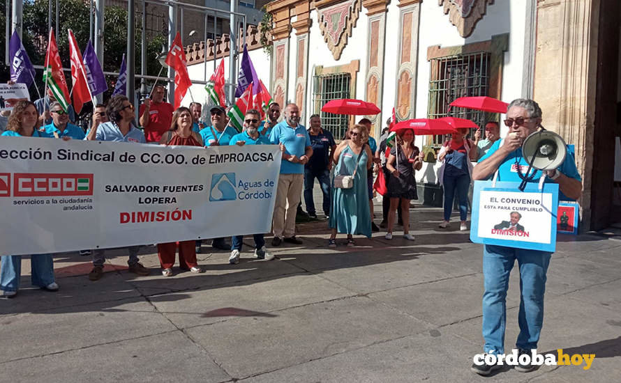 Concentración de CCOO ante la Diputación pr el convenio colectivo de Emproacsa