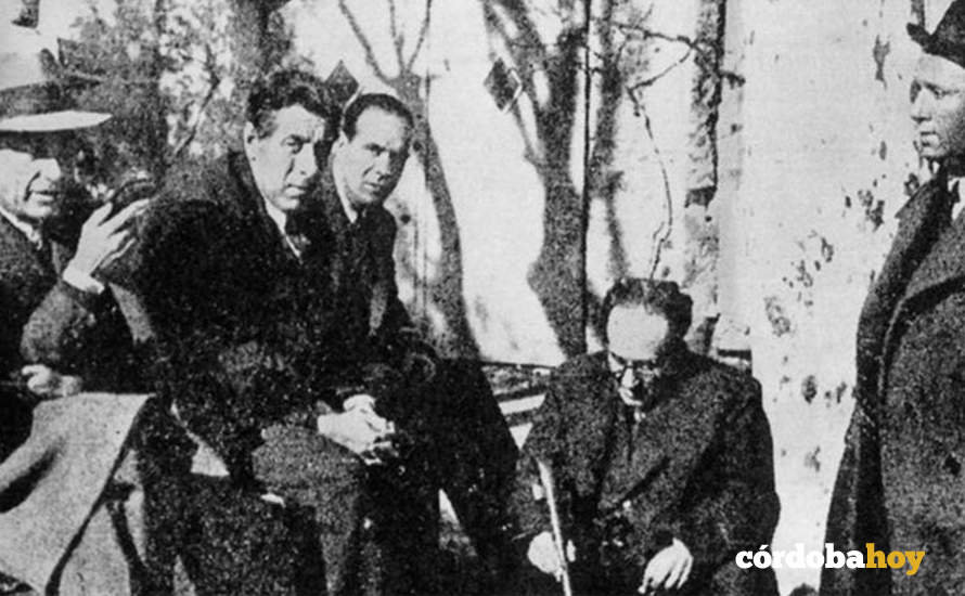 Antonio Machado (agachado) camino del exilio en la casa Santa María, en Raset, aldea próxima a Cervià de Ter (Girona) FOTO JOSÉ ROYO GÓMEZ