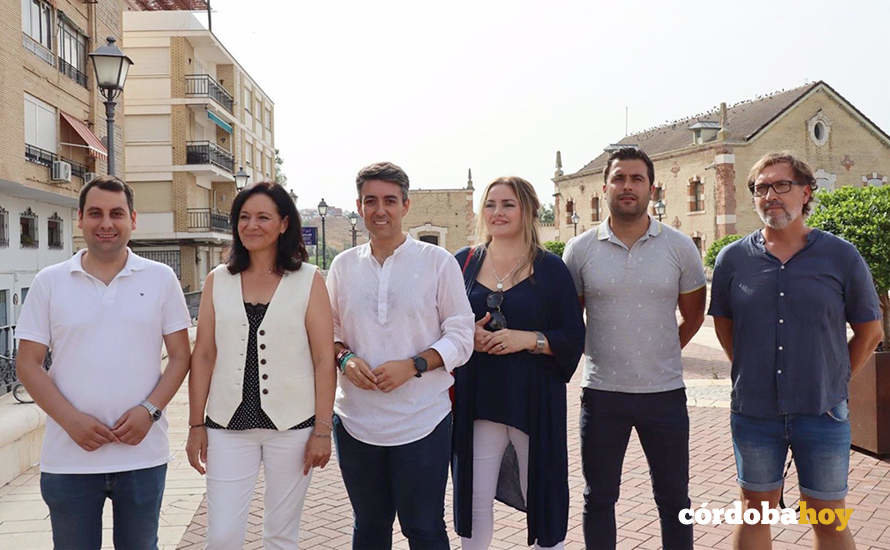 Rafi Crespín (segunda por la izquierda) y José Antonio Gómez (tercer por la izquierda), junto a otros responsables del PSOE en Puente Genil FOTO PSOE