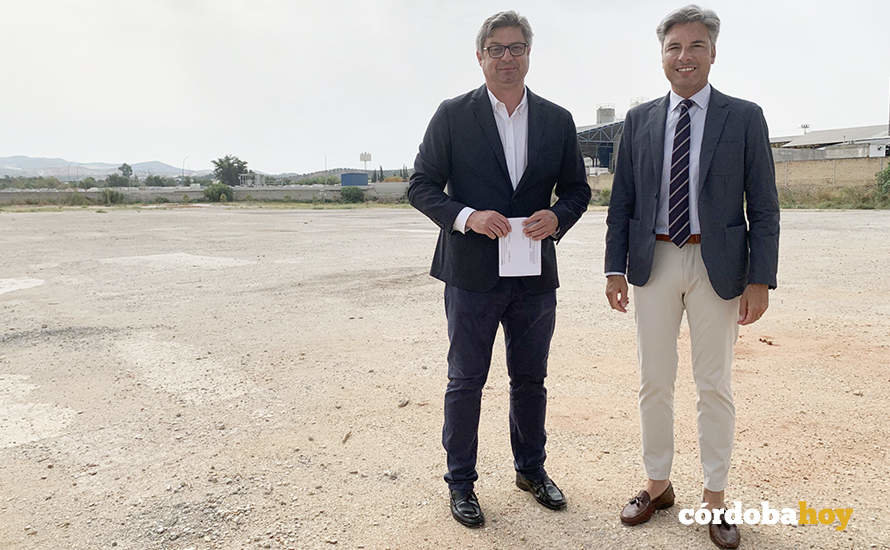 Sergio Velasco y Andrés, en el espacio donde irá el nuevo campo de fútbol de Puente Genil FOTO DIPUTACIÓN