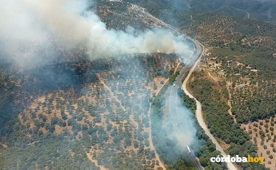 El incendio de Obejo cuando dio la cara el pasado 12 de julio junto a El Vacar FOTO PLAN INFOCA