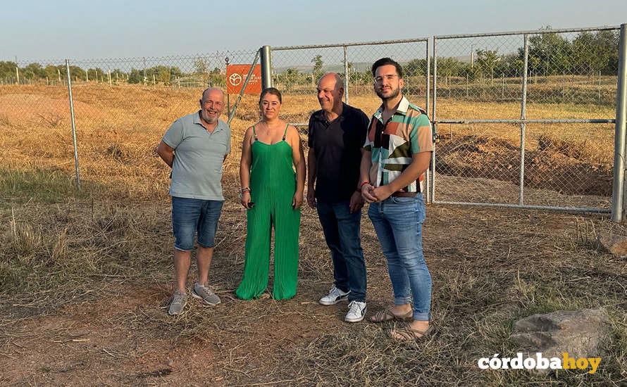 Miembros de Hacemos Córdoba y vecinos ante los huertos familiares de Levante