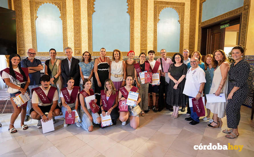 Alumnado de Las Palmeras, estudiantes voluntarias y representantes institucionales y de la Fundación La Caixa FOTO UCO