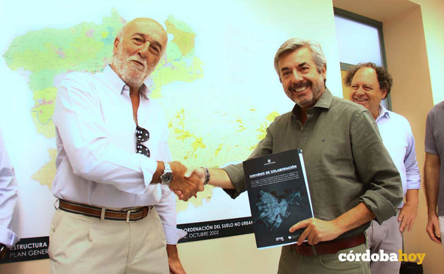 Juan Eusebio Benito y Miguel Ángel Torrico en el acuerdo entre la Gerencia Municipal de Urbanismo y el Colegio Oficial de Arquitectos de Córdoba FOTO PATRICIA CACHINERO