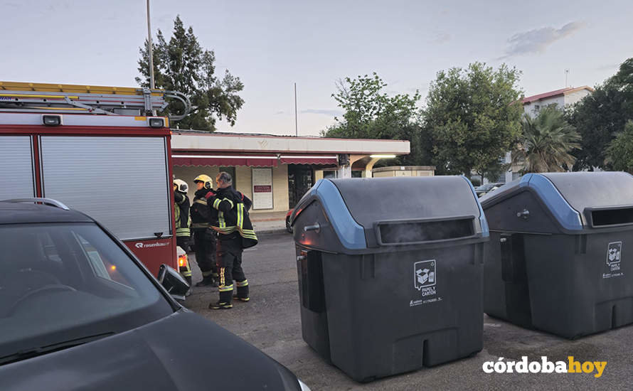 Actuación de los bomberos en un conato de incendio, porque se atacó a tiempo, junto a la Piscina Santuario FOTO CÓRDOBAFIRE