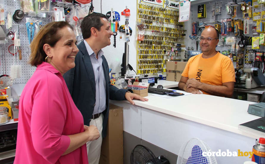 Blanca Torrent y José María Bellido visitan uno de los comercios beneficiados por las ayudas del Imdeec FOTO PATRICIA CACHINERO