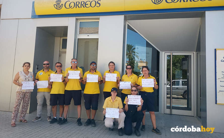 Protesta de la plantilla de Correos esta mañana en La Carlota FOTO CSIF