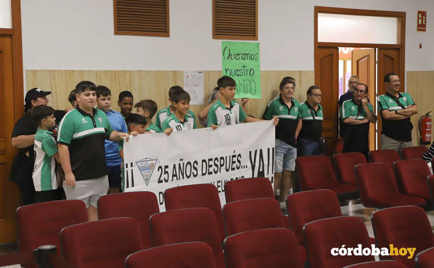 Protesta en el Pleno para el uso del campo de fútbol de San Eulogio