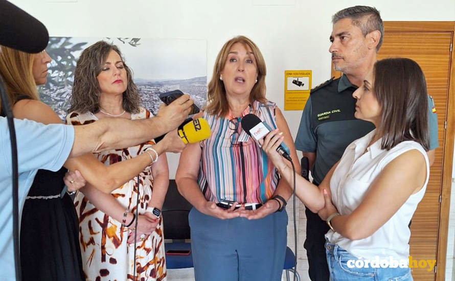 Ana López en su visita al cuartel de la Guardia Civil de Baena FOTO SUBDELEGACIÓN DEL GOBIERNO