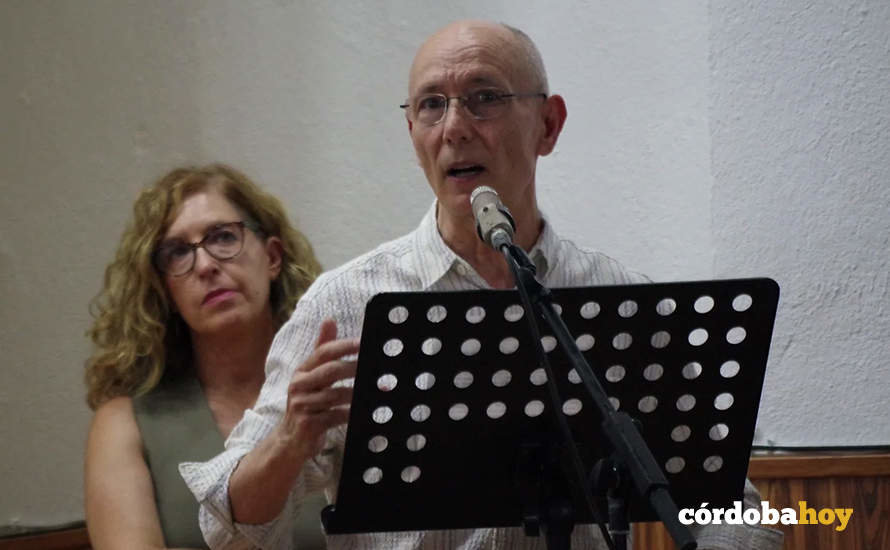 Manuel Gahete leyendo en Belalcázar el manifiesto que firmaron varios de los poetas participantes en la jornada cultural que se desarrolló sobre las figuras de Corpus Barga y Antonio Machado FOTO ASOCIACIÓN CULTURAL TURDULIA