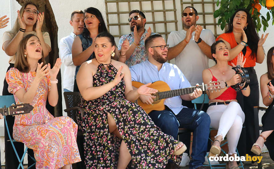 Parte del Coro Rociero La Borriquita, de Montoro, cantando 'Eres', de Massiel