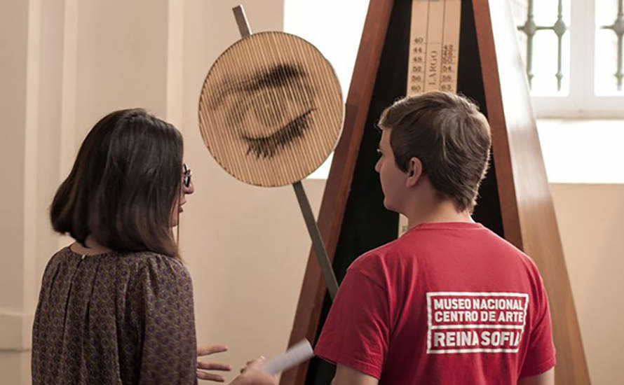 Mediador cultural, con su camiseta roja identificativa FOTO MUSEO REINA SOFÍA DE MADRID