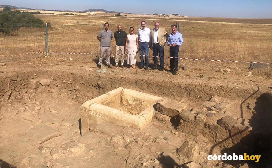 Visita de las autoridades al yacimiento Mellaria de Fuente Obejuna para ver las excavaciones realizadas entre 2022 y 2024 a cargo de la UCO y el Ayuntamiento. - UCO