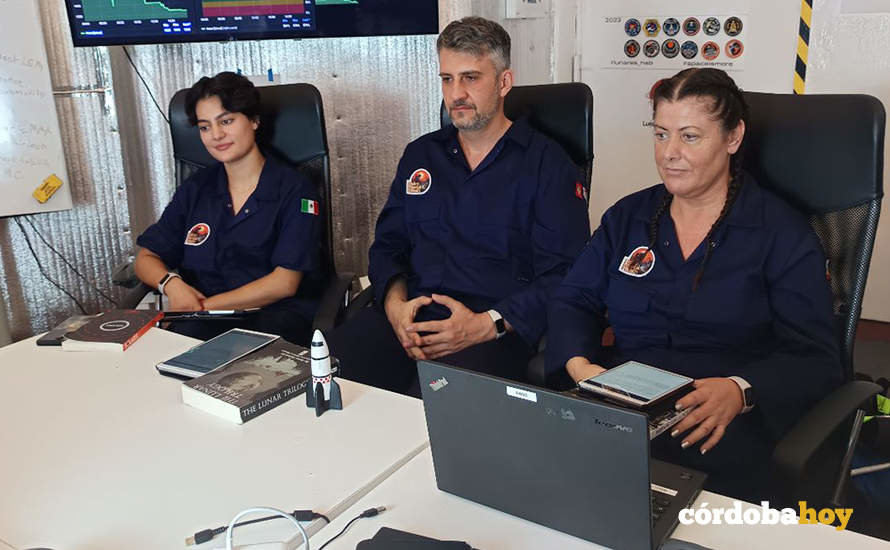 Mariló Torres (derecha) con parte de la tripulación en el misión espacial simulada en Polonia