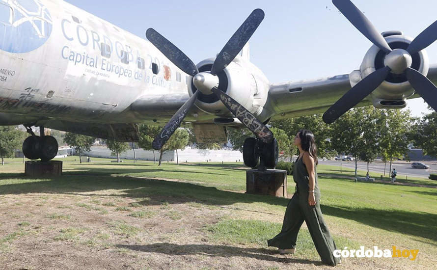 Cintia Bustos junto al Avión Cultural FOTO RAFA MELLADO SENIOR