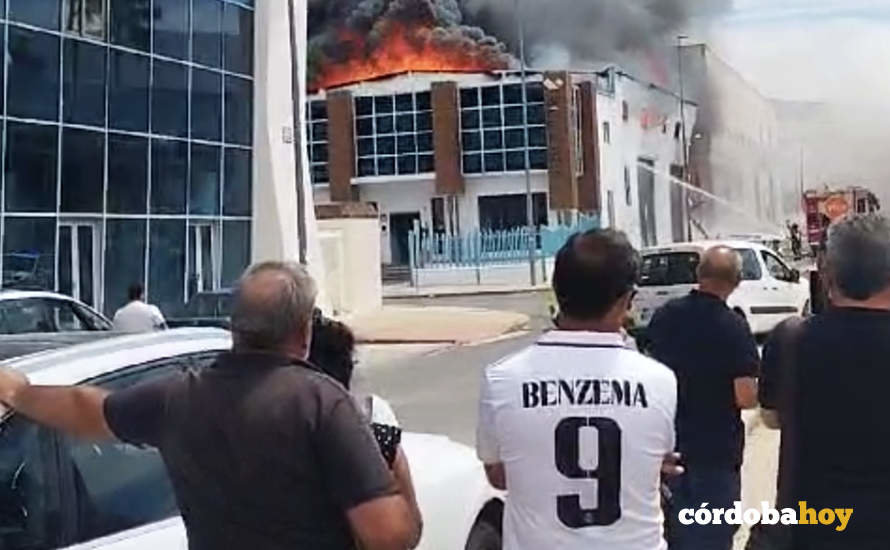 Incendio en la nave de pinturas de Lucena