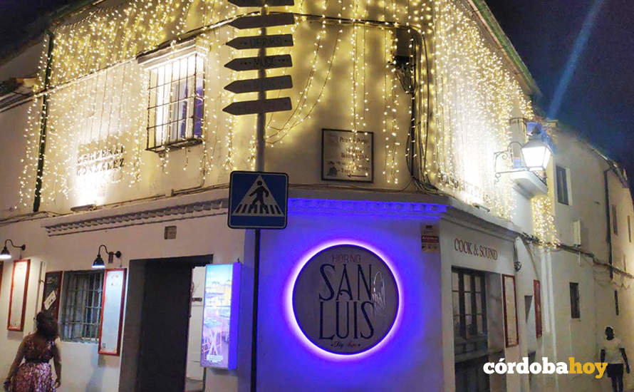 Iluminación nocturna en uno de los negocios de ocio ncturno de la ribera FOTO NODO CORDUBA