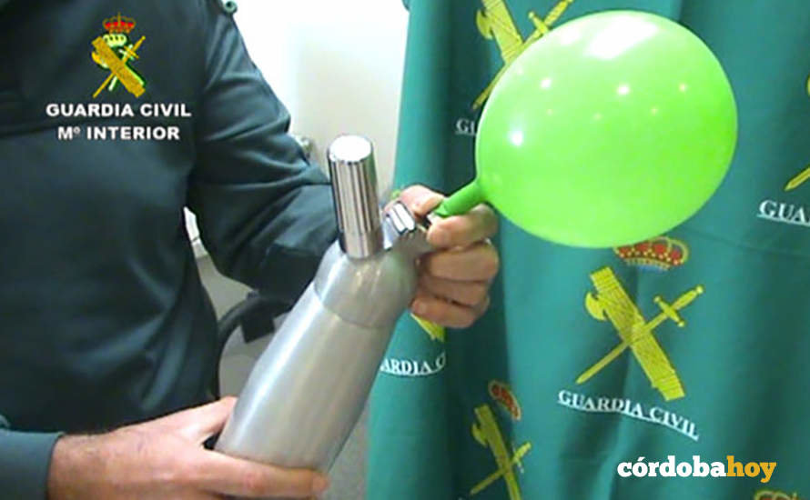 Un agente de la Guardia Civil con material para inhalar óxido nitroso