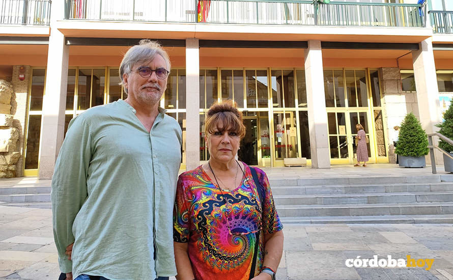 Manuel Ortega y Lourdes Martínez, hoy ante el Ayuntamiento