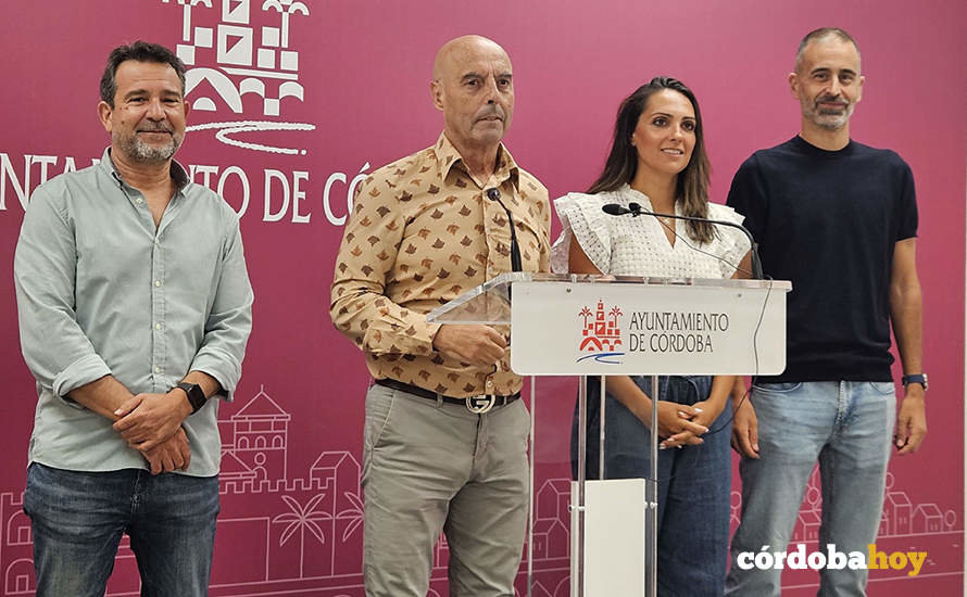 Antonio Hurtado con algunos concejales y concejalas socialistas FOTO PSOE