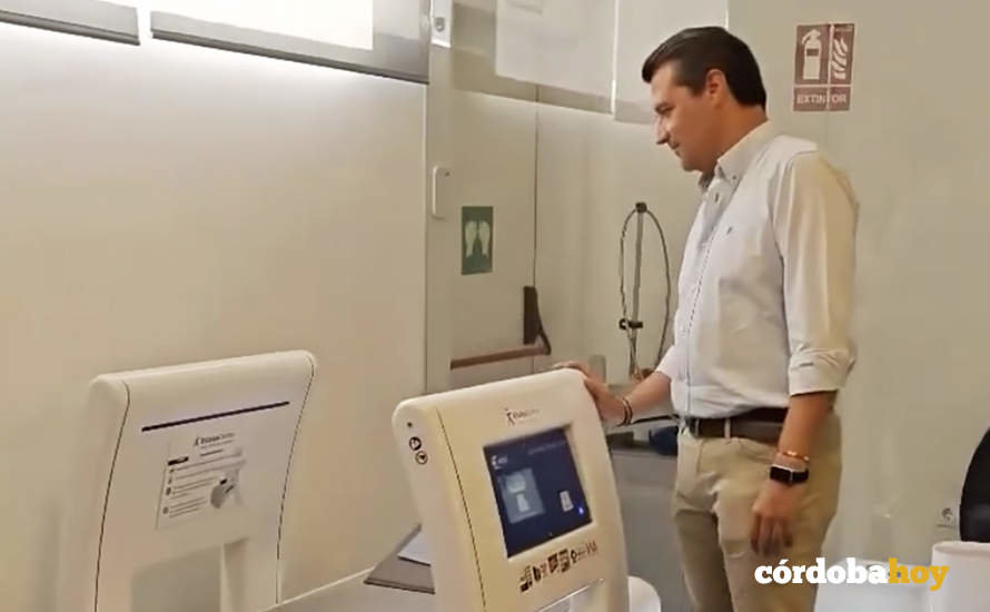 Captura de pantalla del video donde sale el alcalde promocionando una clínica privada