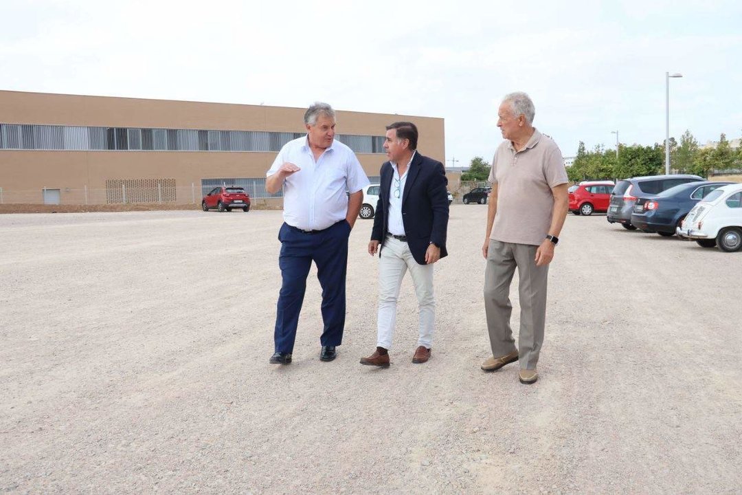 Ruiz Madruga (con chaqueta) en el aparcamiento provisional de Parque Figueroa FOTO AYUNTAMIENTO