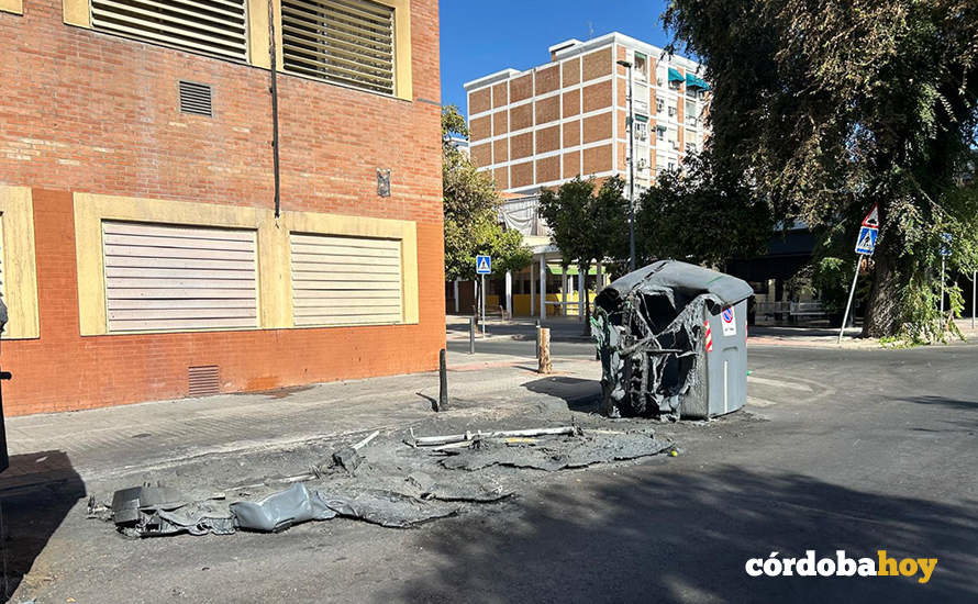 Quema de contenedores en la calle Compositor Serran Lucena de la Fuensanta