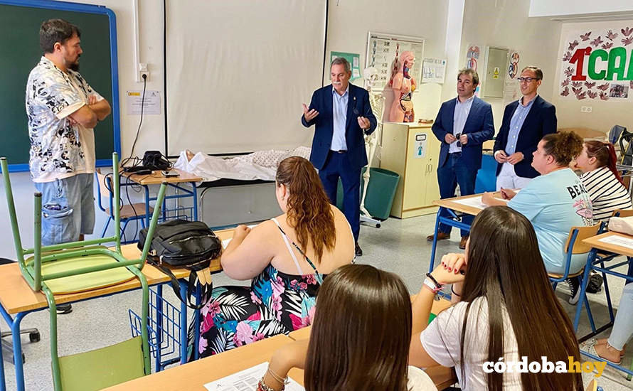 El delegado territorial de Desarrollo Educativo y Formación Profesional de la Junta, José Francisco Viso (centro), en su visita a un centro educativo de Pozoblanco FOTO JUNTA DE ANDALUCÍA