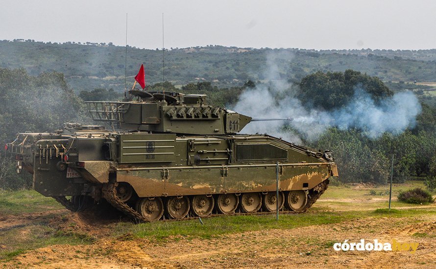 El Ej Rcito Hace Pruebas De Tiro Experimental Con El Veh Culo Pizarro En La Base De Cerro Muriano