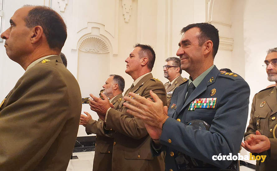 La Policía Nacional entrega una placa a Juan Carretero - Diario Córdoba